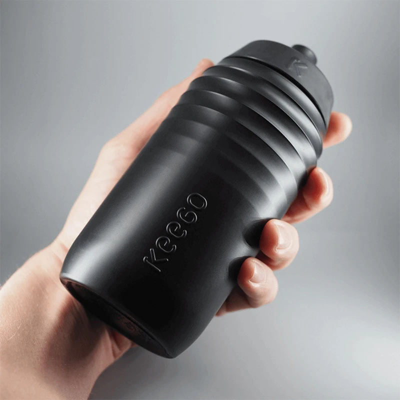 Keego Trinkflasche 500 Ml Dark Matter - Sportflasche Mit Innenbeschichtung Aus Titan 6 Keego Trinkflasche 500 Ml Dark Matter - Sportflasche Mit Innenbeschichtung Aus Titan – Bild 4