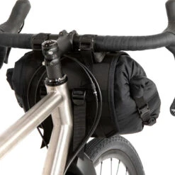 Restrap Bar Bag Small - Lenkerholster Mit Tasche 14 Liter (ohne Food Pouch) Schwarz 13 Restrap Bar Bag Small - Lenkerholster Mit Tasche 14 Liter (ohne Food Pouch) Schwarz -Fahrradzubehör 68924422 06lZipChNyDmMZY 1280x1280