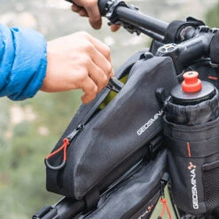 Geosmina Large Top Tube Bag - 1 Liter Oberrohrtasche Mit Klettbefestigung 11 Geosmina Large Top Tube Bag - 1 Liter Oberrohrtasche Mit Klettbefestigung -Fahrradzubehör 68924592 05NThRjyxc0Tauq 1280x1280