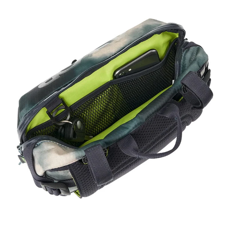 AEVOR Bar Bag Proof Tie Dye Lenker- Und Slingtasche 4 Liter Proof Tie Dye 4 AEVOR Bar Bag Proof Tie Dye Lenker- Und Slingtasche 4 Liter Proof Tie Dye – Bild 2