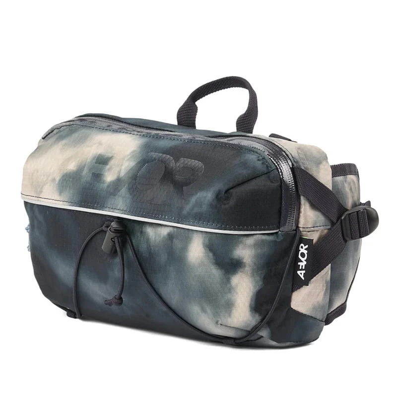 AEVOR Bar Bag Proof Tie Dye Lenker- Und Slingtasche 4 Liter Proof Tie Dye 8 AEVOR Bar Bag Proof Tie Dye Lenker- Und Slingtasche 4 Liter Proof Tie Dye – Bild 6
